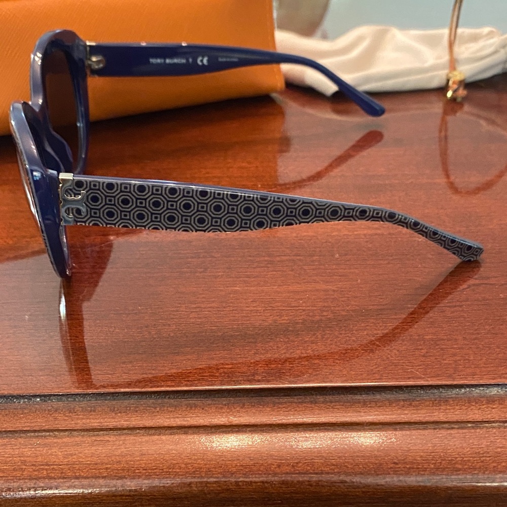 Stylish Blue and White Geometric Sunglasses - Picture 6 of 8